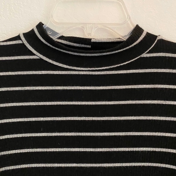 Black and white stripe Crop Top - Picture 2 of 4